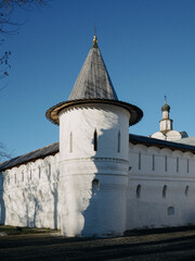 Obraz premium white towers of the walls of the orthodox spaso-andronikov monastery on a sunny day