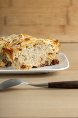 Cake with oat flakes, banana and almond flakes