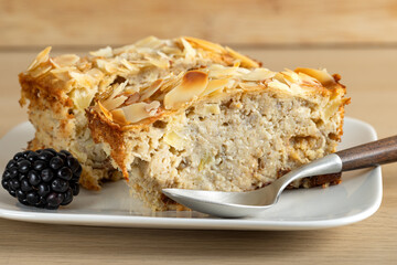 Cake with oat flakes, banana and almond flakes