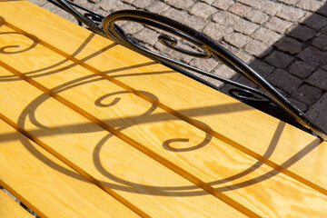 ombre, chaise, table,café, lumière, soleil, plein cadre,forme,artistique,extérieur,dehors,jaune,coloré,lumineux,ville, urbain,observation,métal