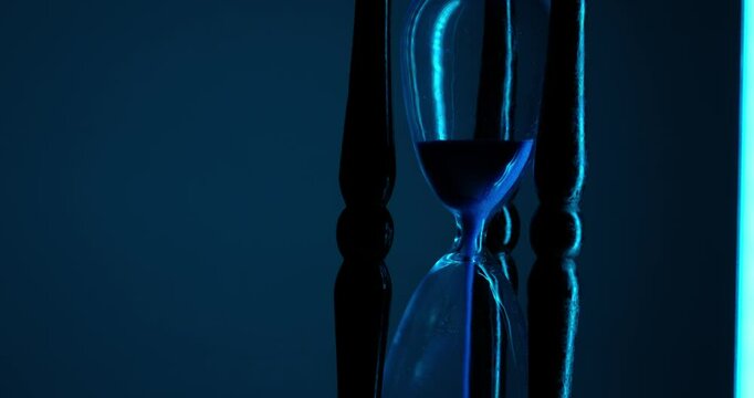 Decreasing Hourglass in a Dark Environment