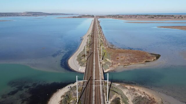 Ligne de chemin de fer entre deux &eacute;tang &agrave; Leucate la Franqui dans l'aude (11370) France