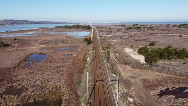 Ligne de chemin de fer entre deux &eacute;tang &agrave; Leucate la Franqui dans l'aude (11370) France