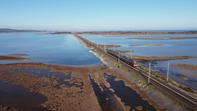 Ligne de chemin de fer entre deux &eacute;tang &agrave; Leucate la Franqui dans l'aude (11370) France