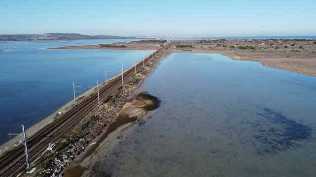 Ligne de chemin de fer entre deux &eacute;tang &agrave; Leucate la Franqui dans l'aude (11370) France