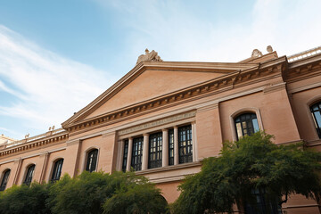 Obraz premium Historic university building under a clear blue sky in the afternoon light