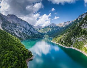 Fototapeta na wymiar Un hermoso lago en medio de las montañas, con cielo azul y nubes