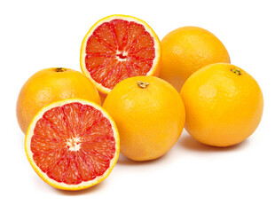 Czerwone pomarańcze całe i połówki na białym tle