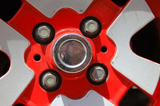 coche deportivo cl&aacute;sico rojo rueda llanta tuercas con textura abstracta 4M0A9128-as25