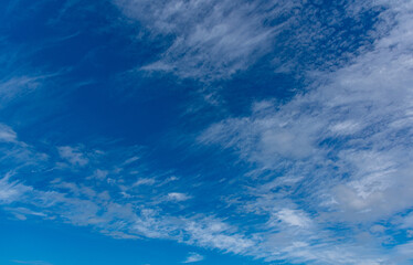 céu azul com nuvens brancas