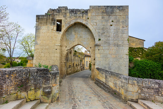 Brunet Gate and the ramparts. Saint Emilion's ramparts were commissioned by England in the 12th century to protect prosperous Saint-Emilion's village. Aquitaine Region, Gironde Department, France.