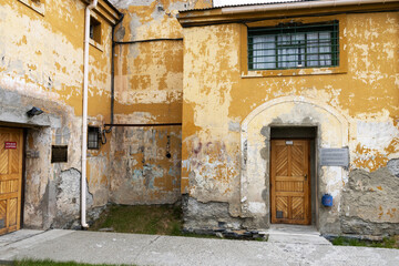 Fototapeta premium The image shows the external wall of the Prison Museum in Ushuaia which shows deterioration in some parts.