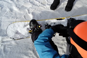 chłopak ze snowboard