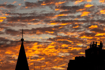 Obraz premium silhueta de igreja no pôr do sol e nuvens laranjas