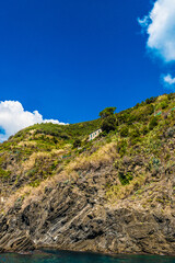 Naklejka premium Vernazza: Das charmante Dorf umgeben von Klippen