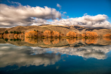 Naklejka premium View of Wairepo arm , and its vibrant autumn colour at a body of Lake Ruataiwha, Twizel