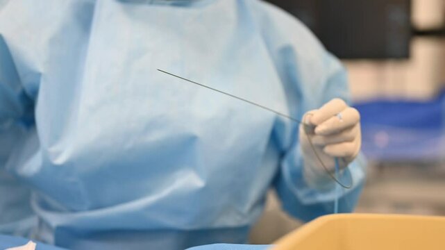 Enfermeros trabajando en un quirofano de un hospital, se realiza una cirugia con doctores, close up de equipo m&eacute;dico
