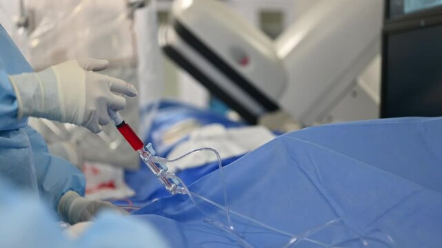 Enfermeros trabajando en un quirofano de un hospital, se realiza una cirugia con doctores, close up de equipo m&eacute;dico