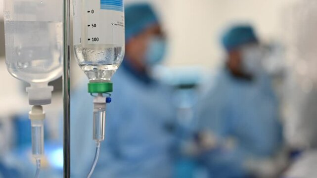 Enfermeros trabajando en un quirofano de un hospital, se realiza una cirugia con doctores, close up de equipo m&eacute;dico