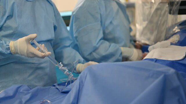 Enfermeros trabajando en un quirofano de un hospital, se realiza una cirugia con doctores, close up de equipo m&eacute;dico