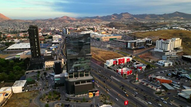 Vista de Ciudad Chihuahua en el atardecer, periferico de la juventud y edificios en Chihuahua