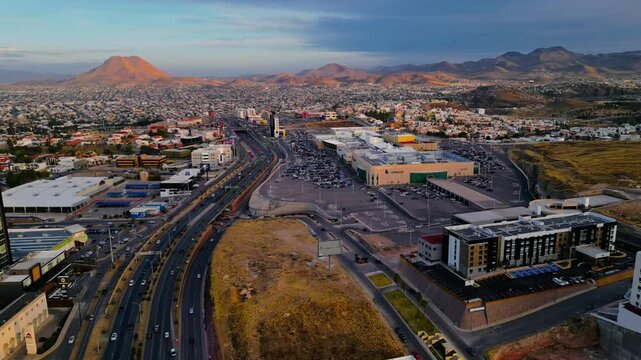 Vista de Ciudad Chihuahua en el atardecer, periferico de la juventud y edificios en Chihuahua