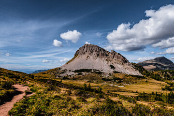 Fototapeta premium Abenteuer in den Dolomiten: Eine Sommerwanderung in San Martino di Castrozza