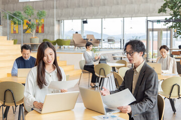 デザイナーズオフィスで働く人々