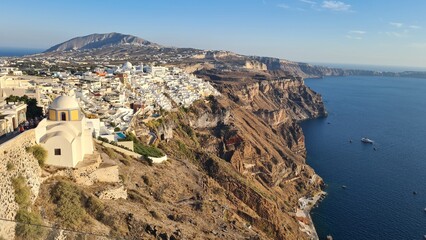 Santorini: A Stunning Blend of Volcanic Caldera and Beautiful Beaches 🌋🏝️🌊
