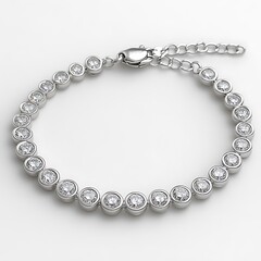 Obraz premium This meticulously crafted image features an elegant bracelet displayed on a pure white background, designed to highlight its intricate design and sophisticated craftsmanship. The bracelet is 