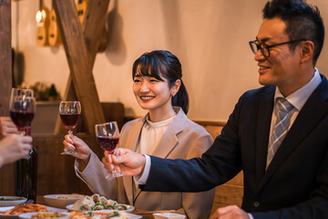 飲み会で盛り上がって笑うビジネスマン・ビジネスウーマン
