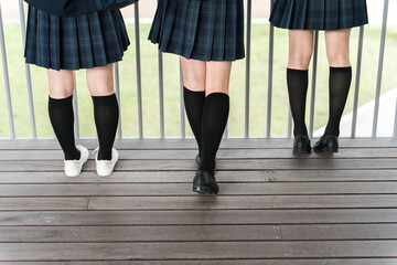 登校・下校・通学する小学生・中学生・高校生（後ろ姿・顔なし）
