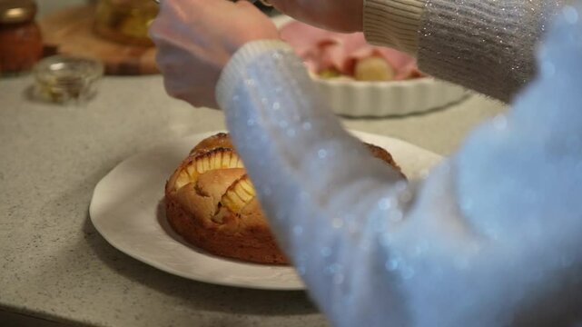 アップルケーキを作る女性