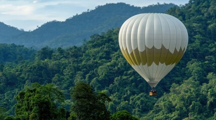 Naklejka premium Scenic Hot Air Balloon Over Lush Green Mountains Under a Clear Sky in Daylight