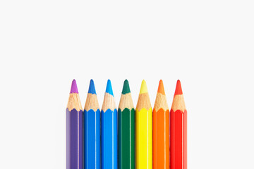 色鉛筆で虹のレインボーカラー