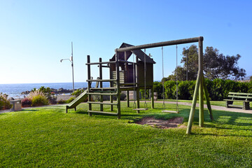 JUEGOS INFANTILES PARQUE EN LA COSTA CASITA DE MADERA PASTO VERDE