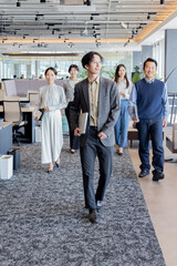 Fototapeta premium デザイナーズオフィスで働く人々