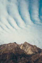 Fototapeta premium Montaña y nubes 