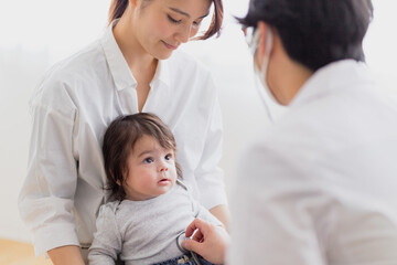 Obraz premium 検診を受ける赤ちゃん