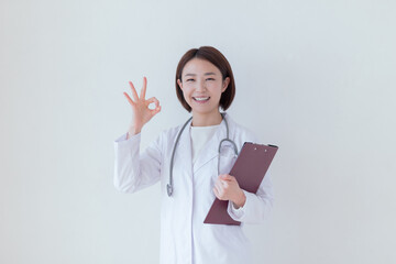 白衣を着た女性のポートレート