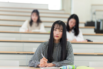 講義中の大学生