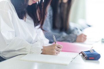勉強する学生の手元