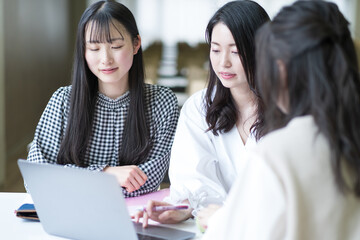 勉強する大学生