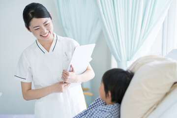 Obraz premium 看護師さんと男の子