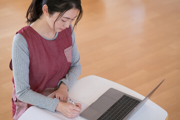 日誌を書く保育士