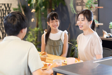 食卓を囲む家族