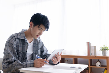 自宅で勉強する高校生