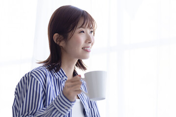 マグカップを持つ女性