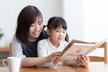 絵本を読む親子