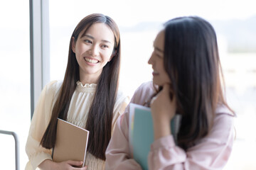 休み時間中の大学生